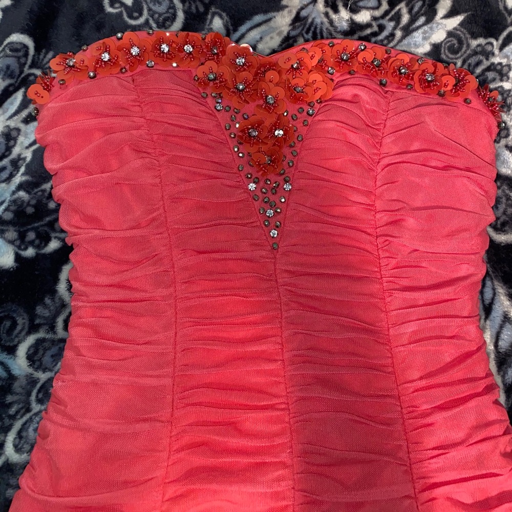 A salmon pick tight dress.